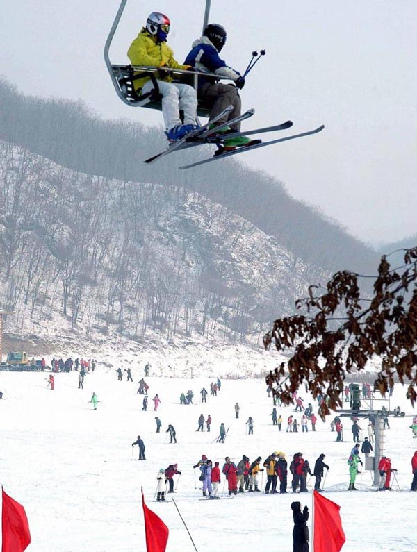 visitors have fun at Yabuli Skiing resort